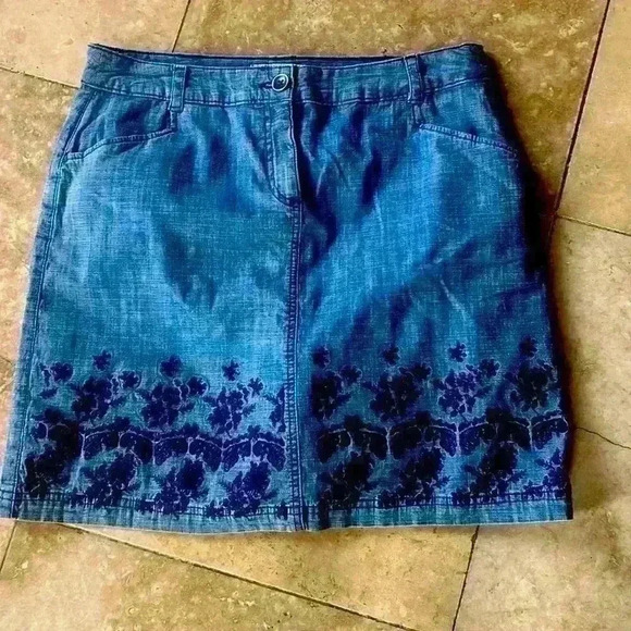 Karen Scott Skort good condition embroidered 8P. Denim. 2 pockets front and back - Picture 2 of 4